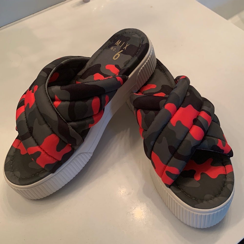 NWOT Adorable slides!!!